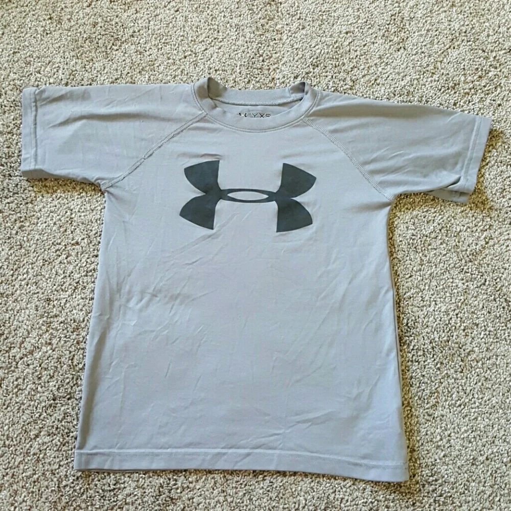 Under armour boy gray logo t-shirt size YXS